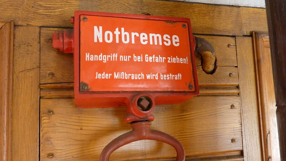 Bild einer alten Notbremse im Zug.
